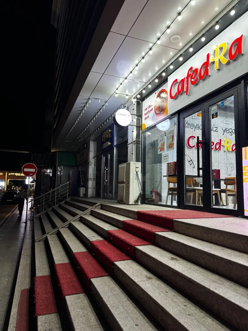 Elmlər metrosunun düz yanında super işlək fast-food restoran